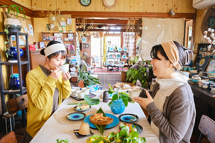 陶房火風水さんの工房にて、美ら花紅茶の上地さんと喜納さんとティータイム