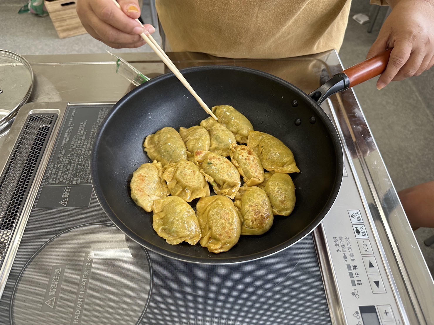 【さし草屋】沖縄の彩り食材を使ったカラフルさし草ギョーザ